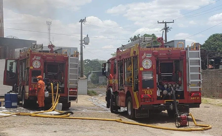 Bombeiros atuam no combate a incêndio em loja de pneus