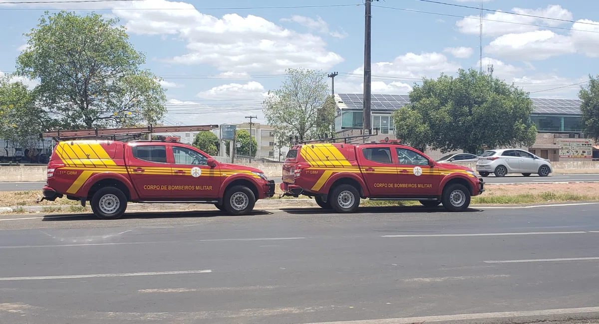 Bombeiros atuam no combate a incêndio em loja de pneus