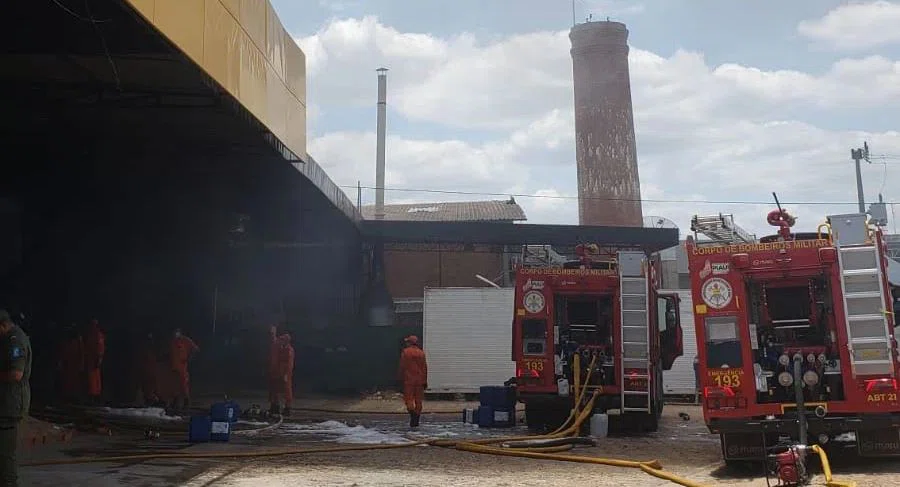 Bombeiros atuam no combate a incêndio em loja de pneus