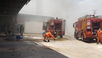 Incêndio de grandes proporções atinge loja de pneus