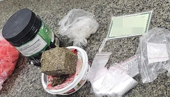 Material apreendido com suspeitos de tráfico de drogas em Parnaíba