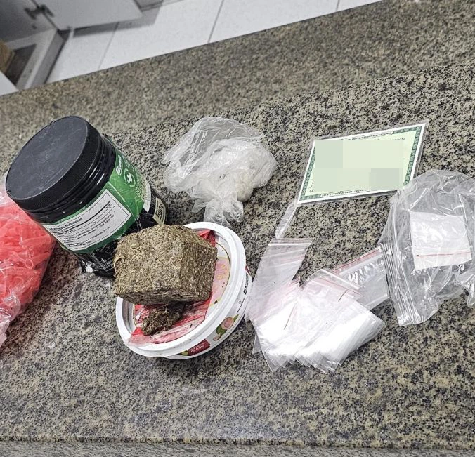 Material apreendido com suspeitos de tráfico de drogas em Parnaíba