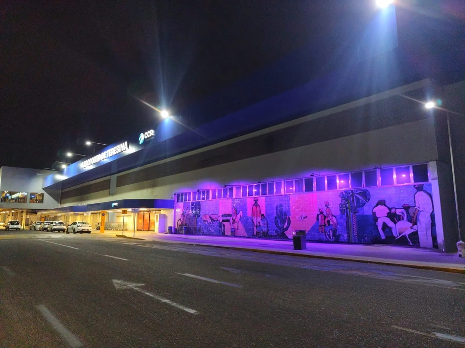 Aeroporto de Teresina ganha iluminação especial no Outubro Rosa