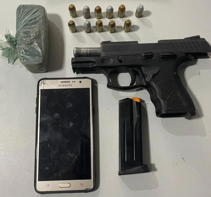 Homem é preso por mandado de prisão em aberto e porte ilegal de arma de fogo