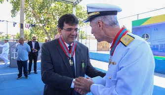 Governador Rafael recebe medalha da marinha.
