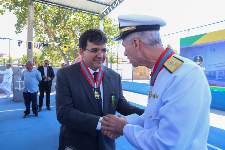 Governador Rafael recebe medalha da marinha.