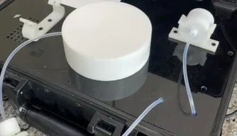 Dispositivo que identifica adulteração em bebidas e alimentos