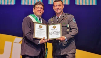 Rafael Fonteles entrega medalha do Mérito Renascença para personalidades no Dia do Piauí
