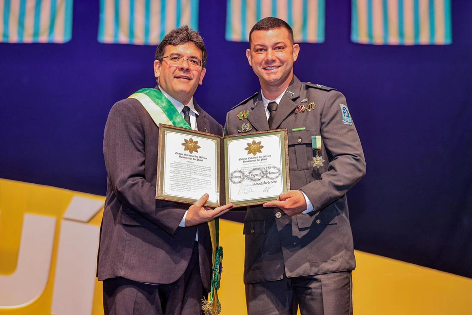 Rafael Fonteles entrega medalha do Mérito Renascença para personalidades no Dia do Piauí