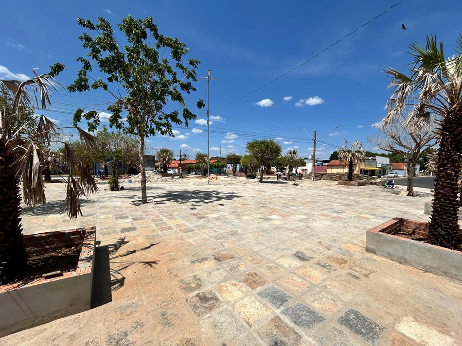 Revitalização da rotatória que liga o Cais à Avenida São José em Esperantina.