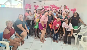 Mulheres participam de atividade alusiva ao Outubro Rosa em UBS