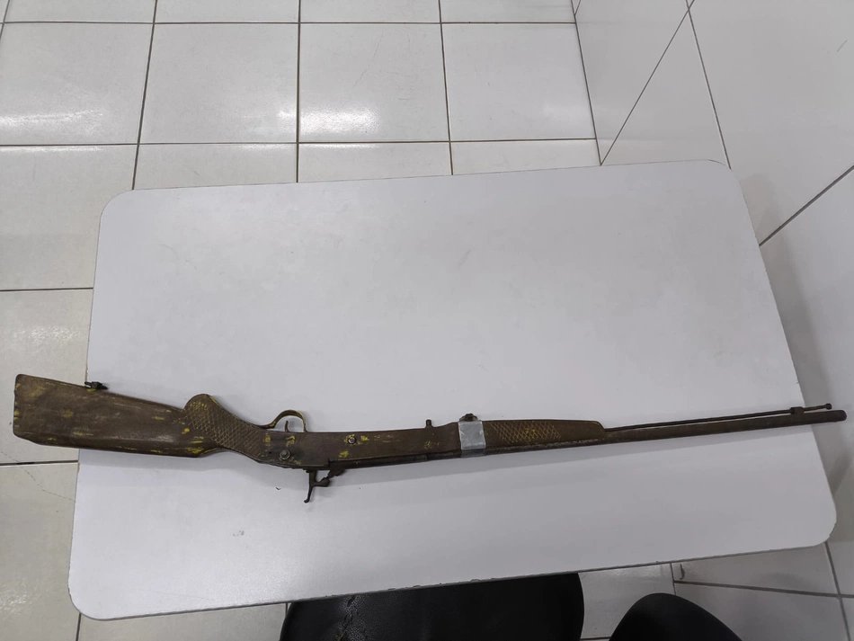 Homem é preso em Timon com espingarda e pássaro silvestre