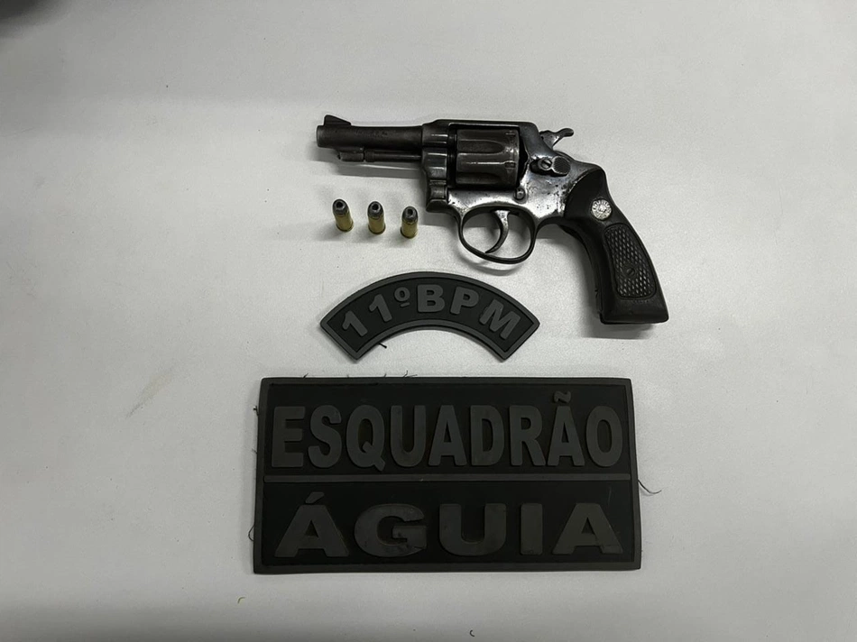 Porte ilegal de arma de fogo.