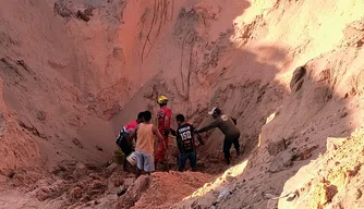 Corpo de Bombeiros resgata vítima de soterramento em Gilbués