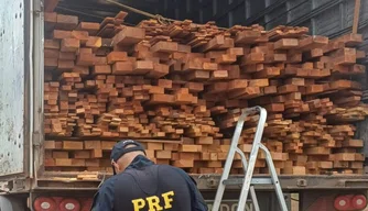 Madeira serrada transportada de forma irregular é apreendida em Picos]