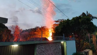 Incêndio em terreno próximo de residência no bairro Gurupi