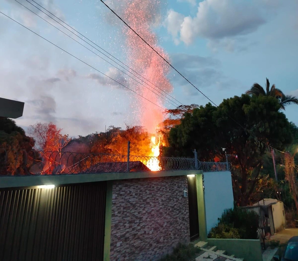 Incêndio em terreno próximo de residência no bairro Gurupi
