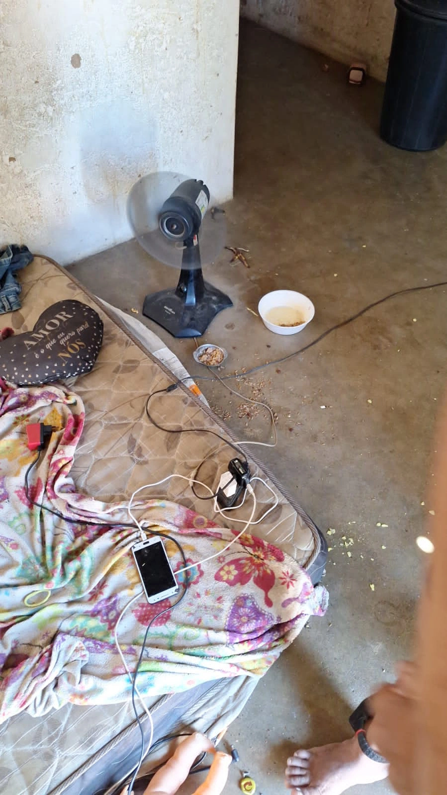 Mulher é presa suspeita de maus-tratos contra filha de 2 anos