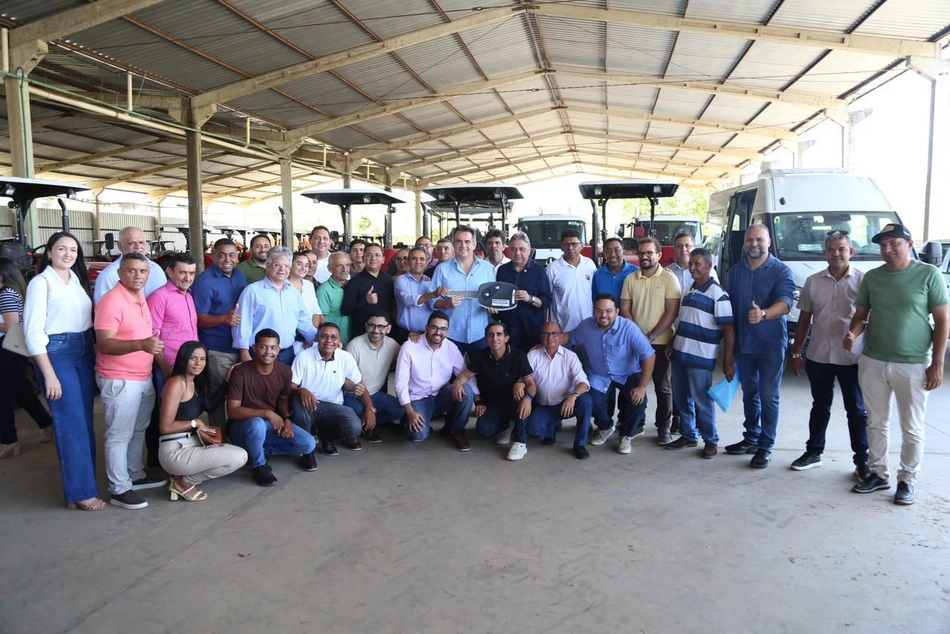 Ciro Nogueira entrega máquinas e equipamentos