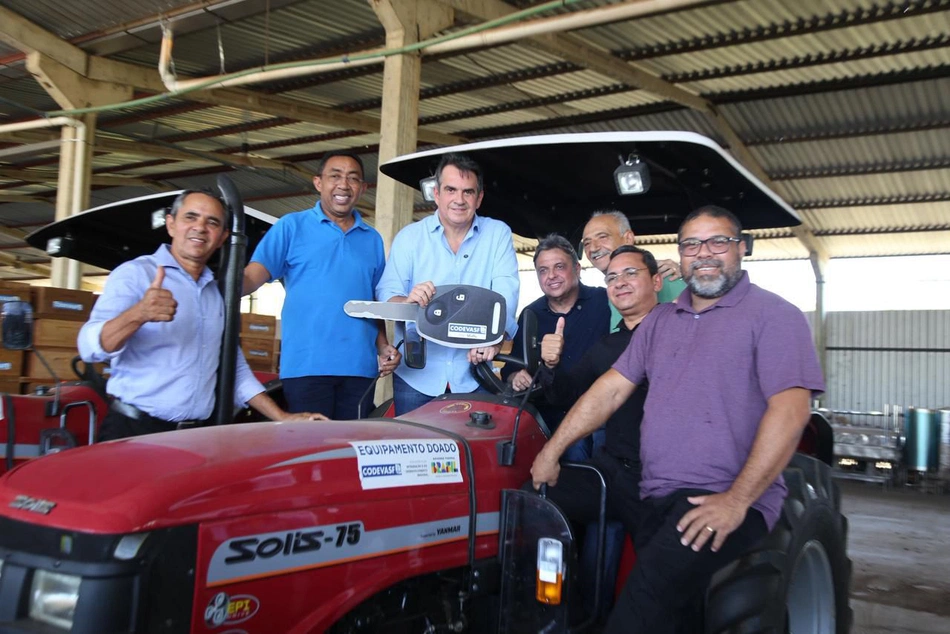 Ciro Nogueira entrega máquinas e equipamentos