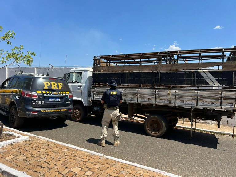 Caminhão com marcas de adulteração é apreendido em Oeiras