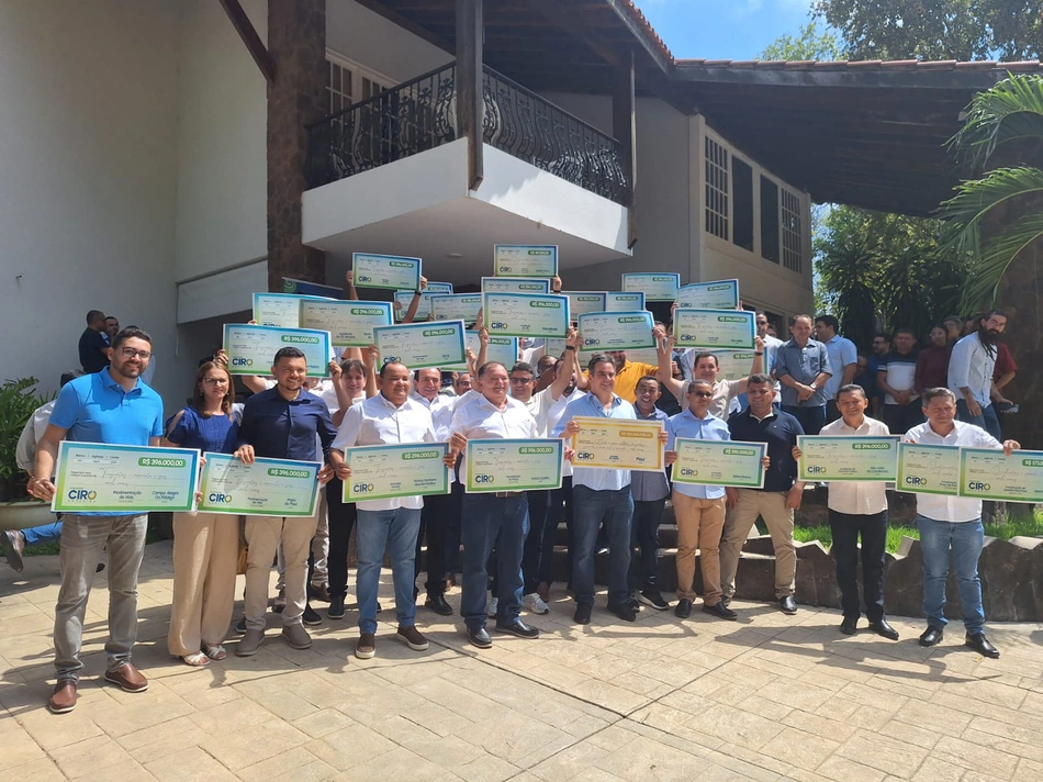 Ciro Nogueira entrega recursos a mais de 80 municípios piauienses