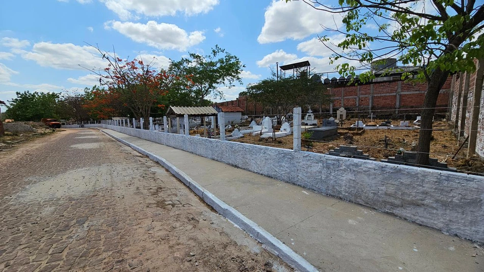 Prefeitura de Esperantina realiza limpeza de cemitérios