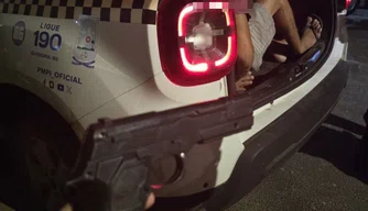 Homem embriagado é preso com simulacro de arma