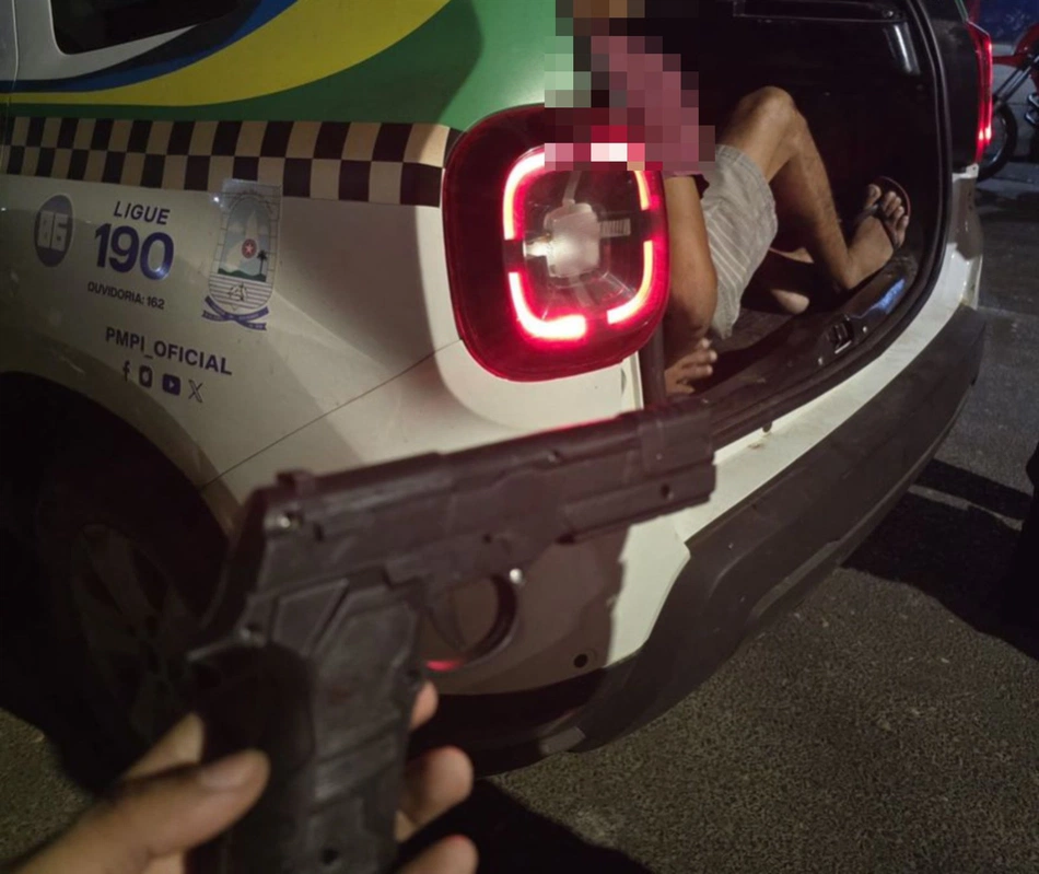 Homem embriagado é preso com simulacro de arma