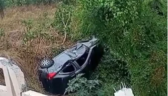 Mulher fica ferida após carro cair de ponte