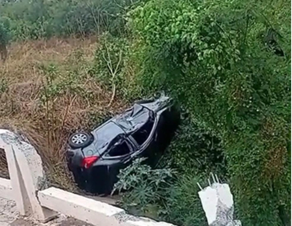 Mulher fica ferida após carro cair de ponte