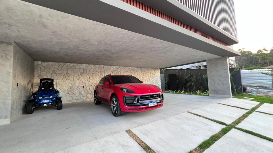 Veículos luxuosos foram apreendidos na operação