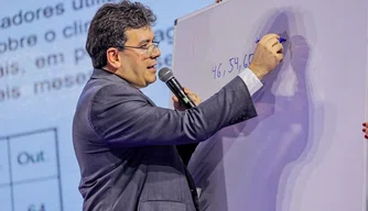 Rafael Fonteles ministrando aula de matemática