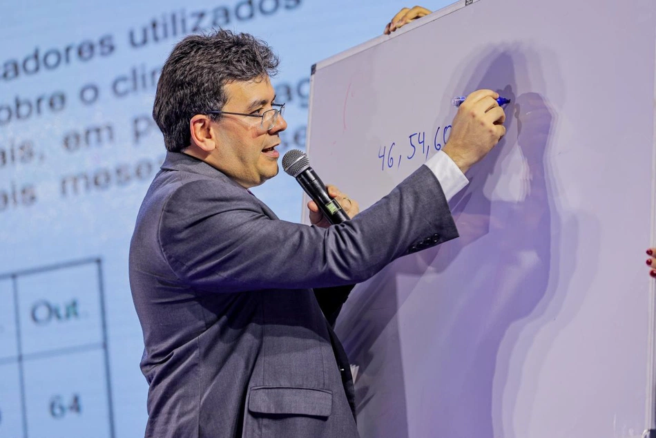 Rafael Fonteles ministrando aula de matemática