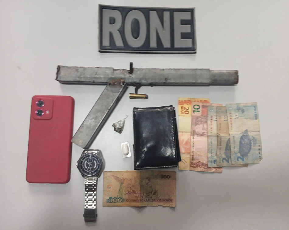 PM prende homens com posse de droga e arma artesanal