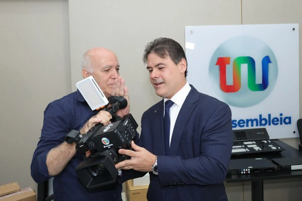 Severo Eulálio entrega equipamentos à TV Assembleia