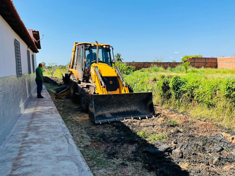 Serviço de limpeza pública em Esperantina