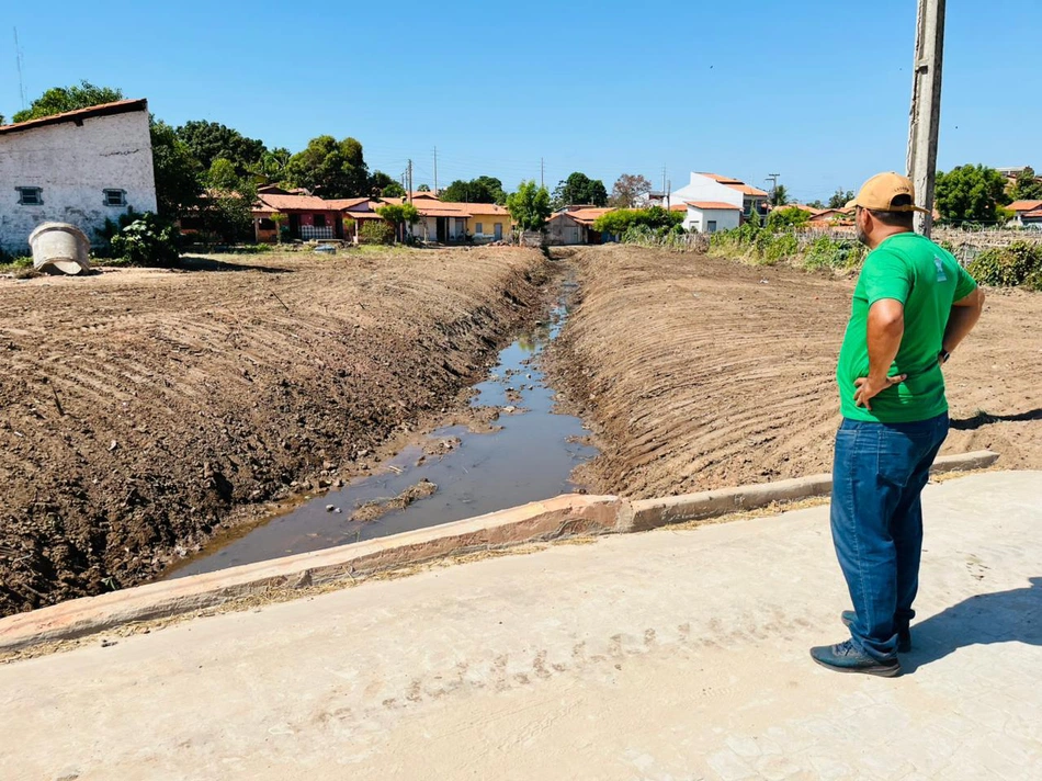 Serviço de limpeza pública em Esperantina