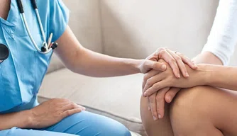 Médica ajudando gestante