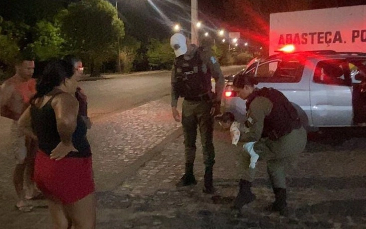 Policial militar salva bebê engasgado