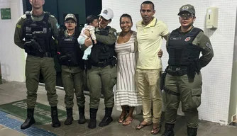 Policial militar salva bebê engasgado