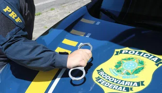 Homens são presos por porte de documento falso