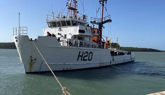 Navio da Marinha do Brasil no Porto Piauí