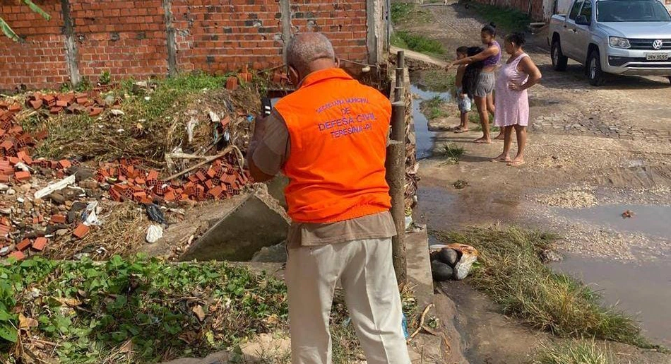 Atendimento à famílias que sofrem com alagamento em residências