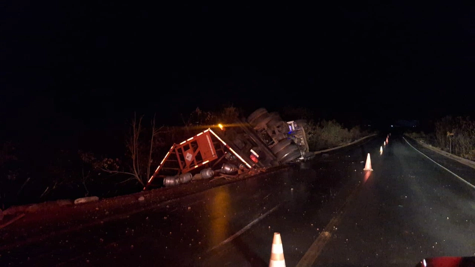 Caminhão que transportava botijões tomba na BR-135