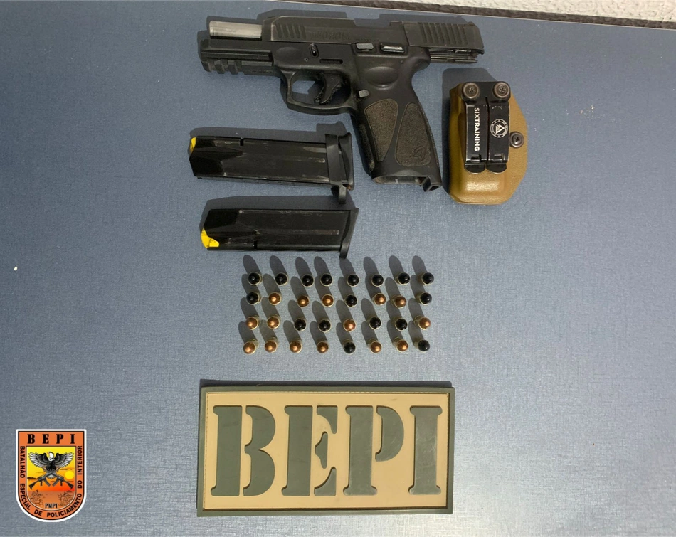 BEPI prende homem armado com pistola de uso restrito