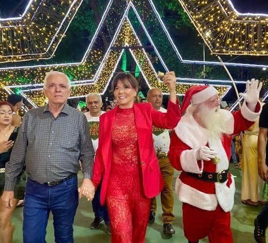 Prefeita de Esperantina durante evento natalino