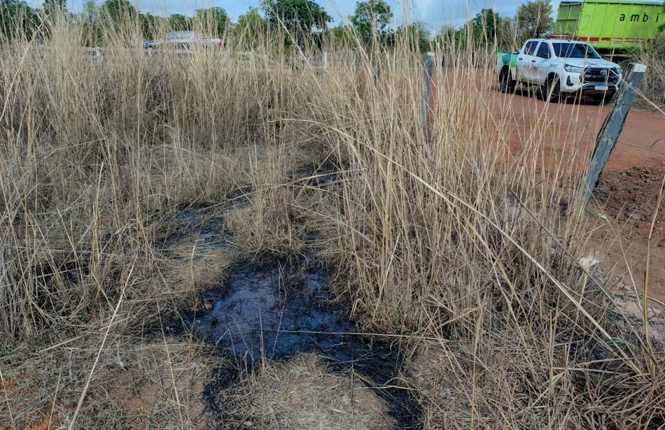 Emulsão asfáltica derramada em Baixa Grande do Ribeiro