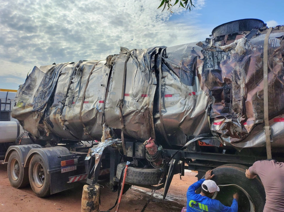 Emulsão asfáltica derramada em Baixa Grande do Ribeiro