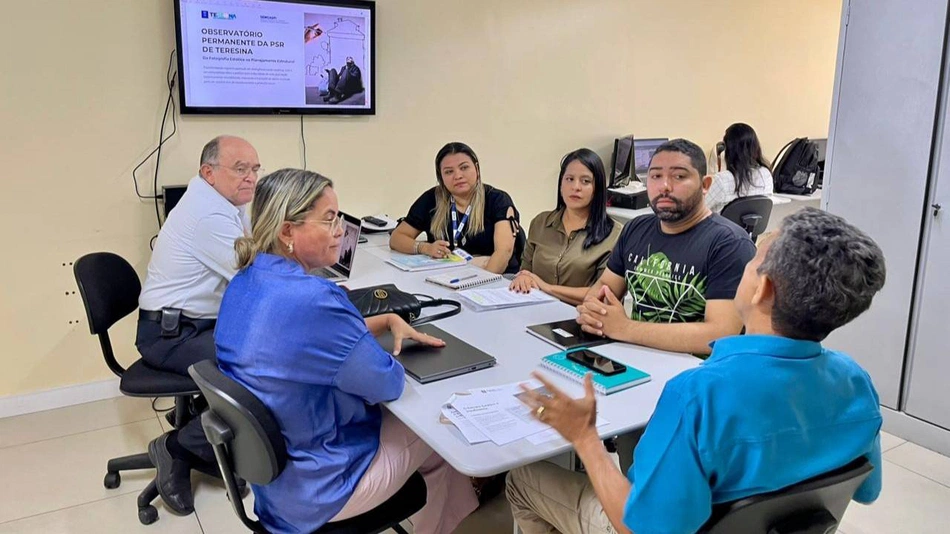 Reunião para discutir dados do Censo 2025
